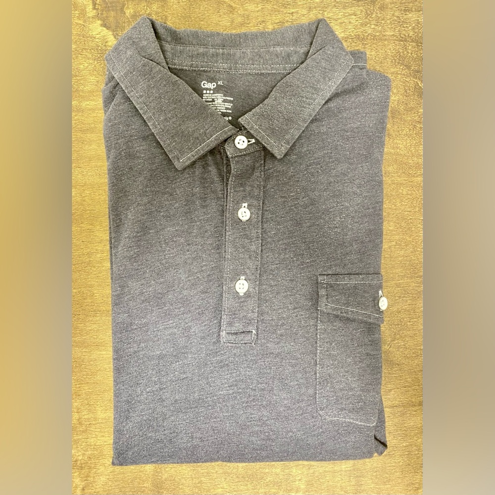 Mens GAP short sleeve shirt.